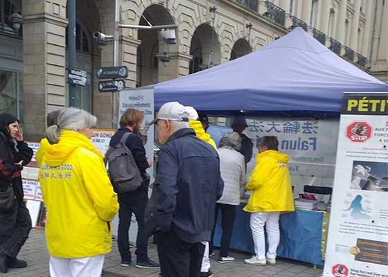 Image for article Rennes, France : Lors de la Journée du Falun Dafa, des citoyens signent des pétitions pour mettre fin à la brutalité du PCC
