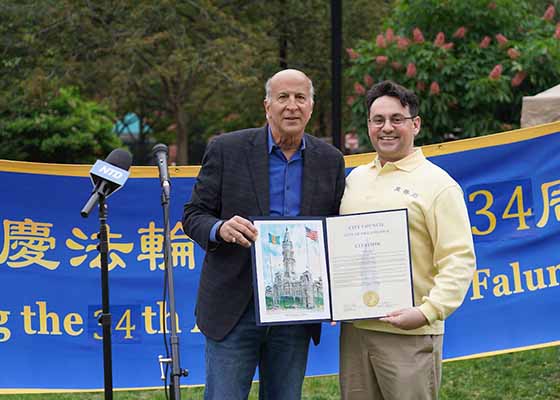 Image for article Philadelphie : Un conseiller municipal apprend les exercices lors de la Journée mondiale du Falun Dafa