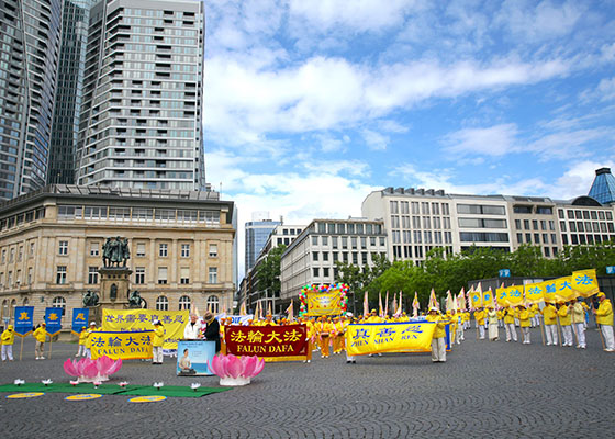 Image for article Allemagne : La célébration de la Journée mondiale du Falun Dafa à Francfort attire l’attention des passants