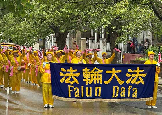 Image for article Le groupe du Falun Dafa suscite l’admiration lors du défilé de la Fête des Mères à Chester, en Pennsylvanie