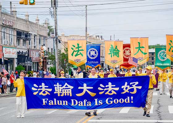 Image for article New York : Les Chinois sont fiers de voir des pratiquants de Falun Dafa lors du défilé du Jour du Souvenir