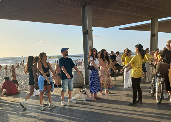 Image for article Israël : Les pratiquants célèbrent la Journée mondiale du Falun Dafa sur la promenade de Tel Aviv