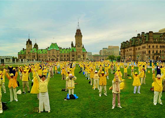 Image for article Ottawa, Canada : Des pratiquants de Falun Gong manifestent contre la persécution menée par le PCC à l’occasion de la visite du ministre chinois des Affaires étrangères