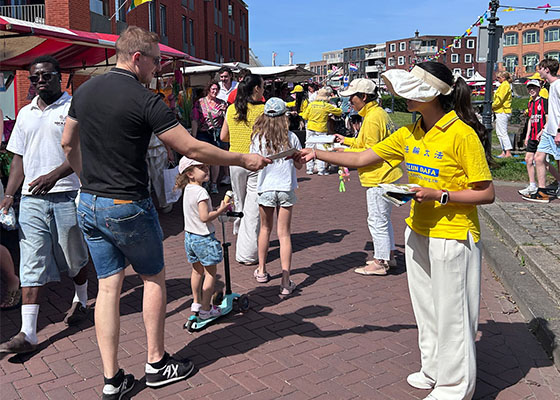 Image for article Pays-Bas : Les pratiquants présentent le Falun Dafa lors du Festival portuaire de Leurse