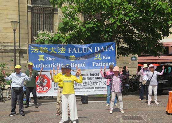 Image for article France : Les gens apprennent les faits sur le Falun Gong et condamnent la persécution lors d’activités à Paris