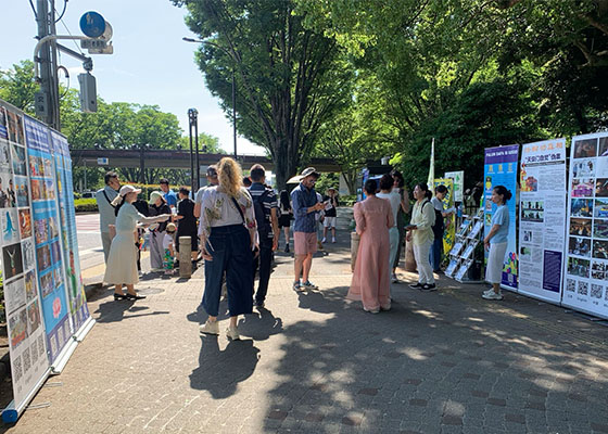 Image for article Les gens soutiennent le Falun Dafa lors du Festival du Vietnam à Tokyo