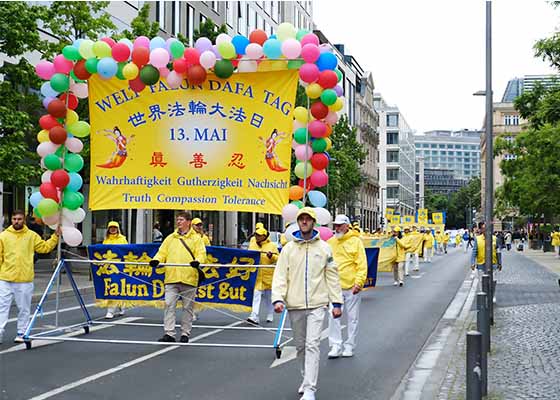 Image for article Les gens font l’éloge du Falun Dafa lors de la célébration de la Journée mondiale du Falun Dafa à Francfort, en Allemagne