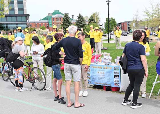 Image for article Célébrer la Journée mondiale du Falun Dafa au Québec attire les passants