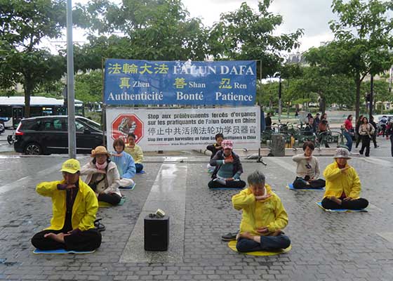 Image for article France : Les gens louent le Falun Dafa lors d’une activité à Paris