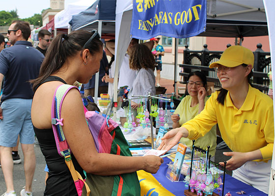 Image for article Massachusetts, États-Unis : Présentation du Falun Dafa lors de la fête de la ville de Winchester