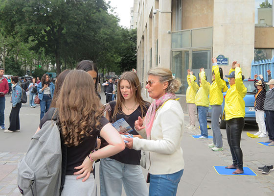 Image for article France : Les gens à Paris condamnent la persécution et s’identifient aux valeurs du Falun Dafa