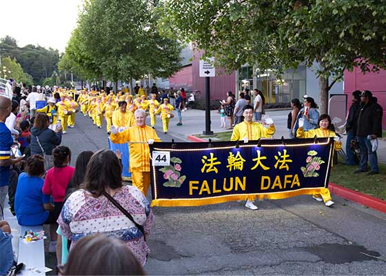 Image for article Des pratiquants de Falun Dafa participent au défilé de la Coupe du monde de la FIFA dans l’État de Washington