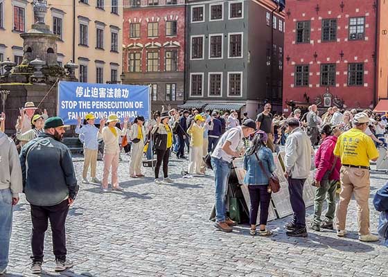 Image for article Stockholm, Suède : Des personnes découvrent la persécution menée par le PCC lors de la fête de la Saint-Jean
