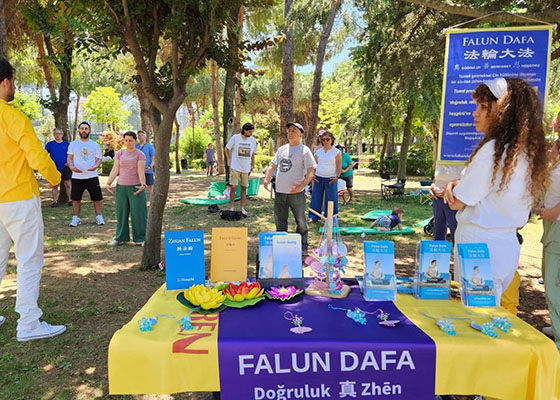 Image for article Les festivaliers turcs découvrent la sérénité du Falun Dafa au festival de l’environnement