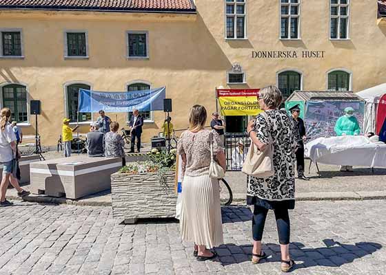 Image for article Visby, Suède : Les pratiquants de Falun Gong recueillent des soutiens pendant la semaine d’Almedalen