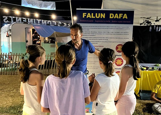 Image for article Des personnes découvrent le Falun Dafa lors du Festival des cinq continents en Suisse