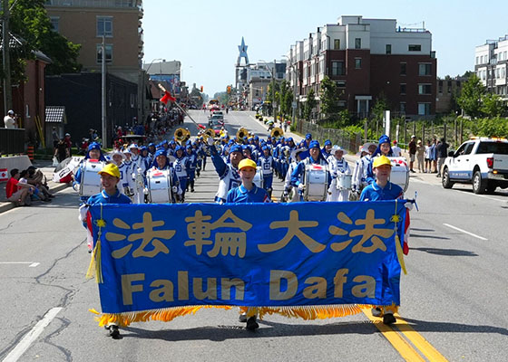 Image for article Le Falun Dafa brille lors du défilé de la fête du Canada à Aurora
