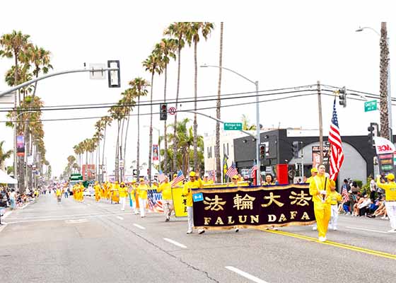 Image for article Californie : Les pratiquants de Falun Dafa accueillis lors du défilé du Jour de l’Indépendance à Oceanside