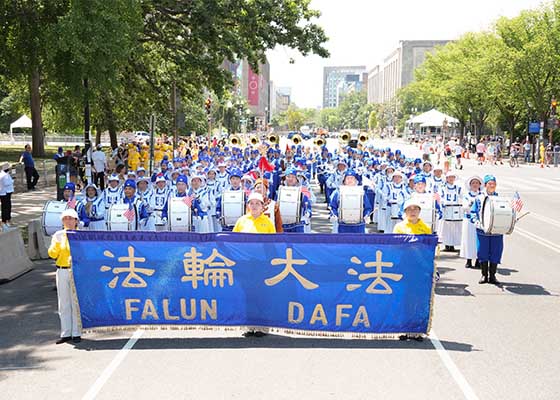 Image for article Washington, D.C. : Le Tian Guo Marching Band salué par les touristes lors des célébrations du 250e anniversaire de la nation