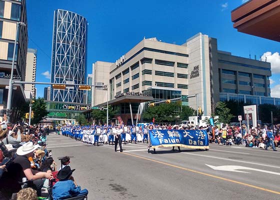 Image for article Les gens louent le Falun Dafa lors du défilé du Stampede de Calgary
