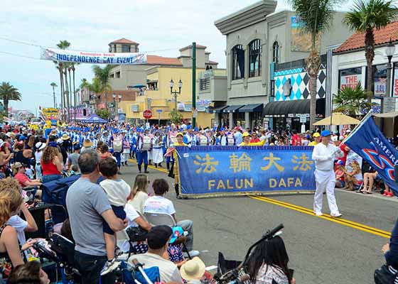 Image for article Les pratiquants de Falun Dafa transmettent le message Authenticité-Bienveillance-Tolérance lors du défilé de la fête de l’Indépendance à Columbus