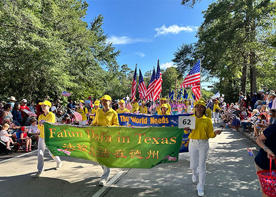 Image for article Le Falun Dafa accueilli chaleureusement au défilé de la fête nationale au Texas : « Vous faites du bien au monde entier »