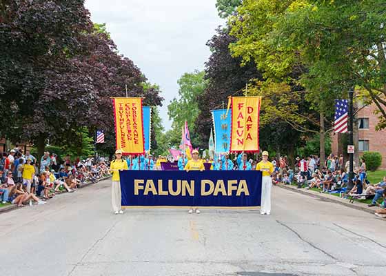 Image for article Chicago : Les participants s’identifient au principe Authenticité-Bienveillance-Tolérance lors du défilé de la fête nationale à Evanston