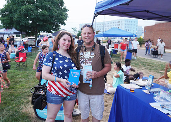 Image for article Les gens apprennent les exercices de Falun Dafa lors de la célébration du Jour de l’Indépendance dans le Delaware
