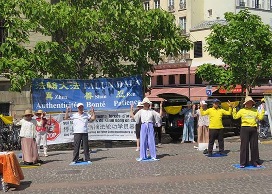 Image for article Les gens saluent le principe fondamental du Falun Dafa lors d’un événement à Paris