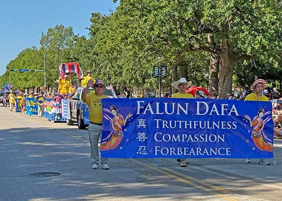 Image for article Texas : Les spectateurs du défilé de la fête du Jour de l’Indépendance à Arlington saluent le groupe du Falun Dafa