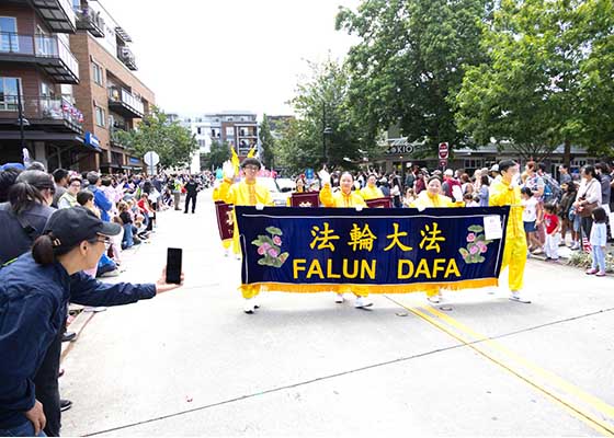 Image for article Kirkland, Washington : Des pratiquants de Falun Dafa acclamés au défilé de la fête de l’Indépendance