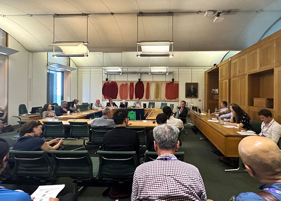 Image for article À l’intérieur et à l’extérieur du Parlement britannique : Des personnes condamnent les prélèvements forcés d’organes en Chine