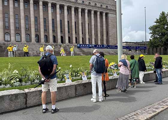 Image for article Lors de la visite du ministre chinois des Affaires étrangères en Finlande et en Norvège, des pratiquants ont dénoncé la persécution menée par le régime chinois
