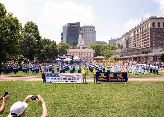 Image for article Philadelphie : Le Falun Dafa mis en avant dans la couverture médiatique du 250<SUP>e</SUP> anniversaire des États-Unis