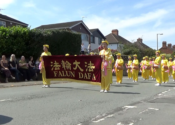 Image for article Royaume-Uni : Des visiteurs découvrent le Falun Dafa lors de la fête des Roses de Weaverham