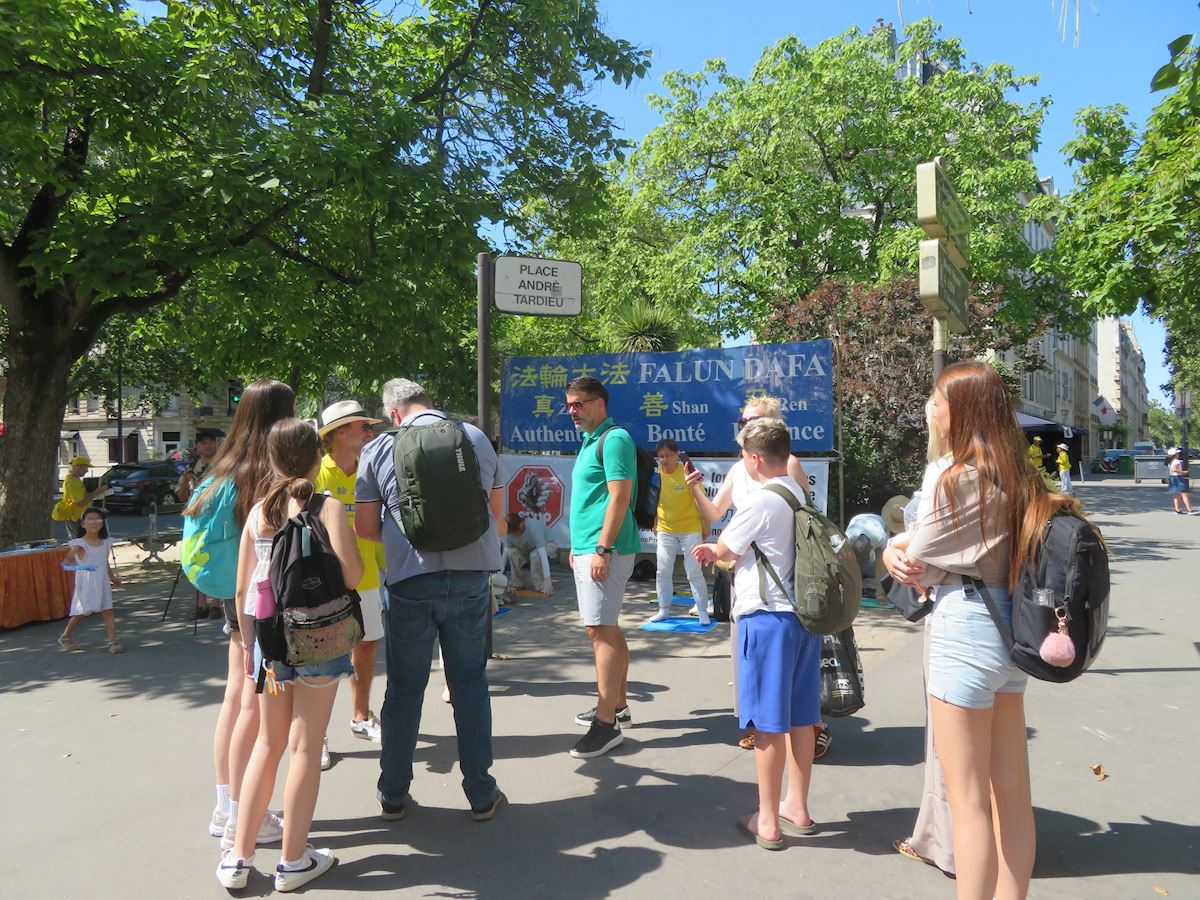 Image for article Des Parisiens expriment leur soutien lors d’un rassemblement demandant de mettre fin aux 27 années de persécution du Falun Gong
