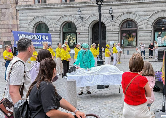 Image for article Stockholm : Les passants soutiennent les activités du Falun Gong dénonçant les 27 ans de persécution par le PCC