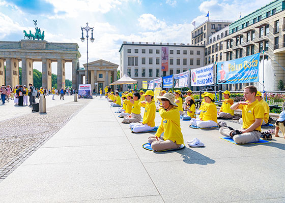 Image for article Berlin, Allemagne : Des députés félicitent les pratiquants pour leurs efforts visant à dénoncer la persécution