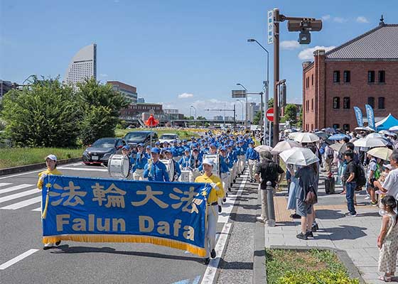 Image for article Yokohama, Japon : Soutien du public lors du défilé demandant la fin de la persécution du Falun Gong