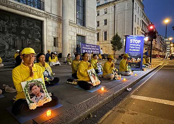 Image for article La veillée aux chandelles devant l’ambassade de Chine à Londres appelle à mettre fin à 27 ans de persécution