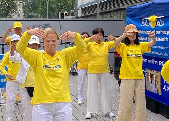 Image for article Düsseldorf, Allemagne : Les autorités et le public condamnent la persécution du Falun Gong