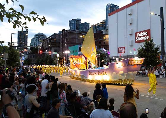 Image for article Seattle : Le bateau du Falun Dafa fait briller la Seafair Parade depuis plus de vingt ans