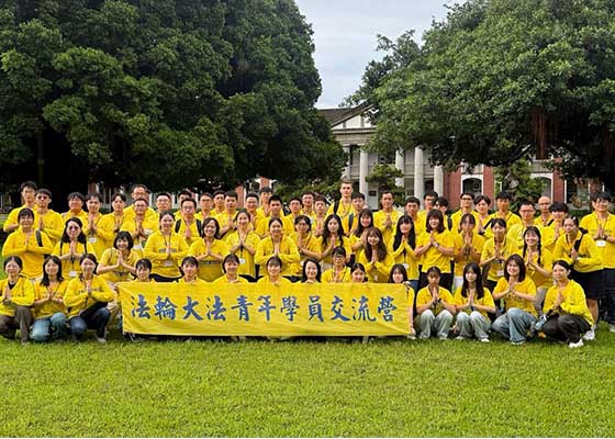 Image for article Tainan, Taïwan : Des jeunes pratiquants s’encouragent mutuellement lors d’un camp d’été