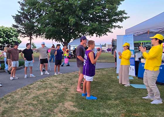 Image for article Lors du Harborfest à Oswego, dans l’État de New York, les visiteurs découvrent le Falun Dafa et la persécution dont il fait l’objet