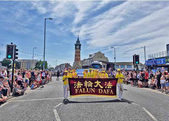 Image for article Skegness, Royaume-Uni : Le groupe du Falun Dafa reçoit un prix au Beach Fest 2026