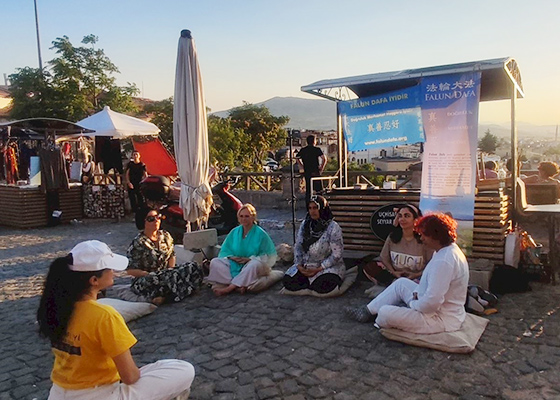 Image for article Turquie : Les touristes et les habitants se sentent calmes et détendus après avoir appris les exercices de Falun Dafa
