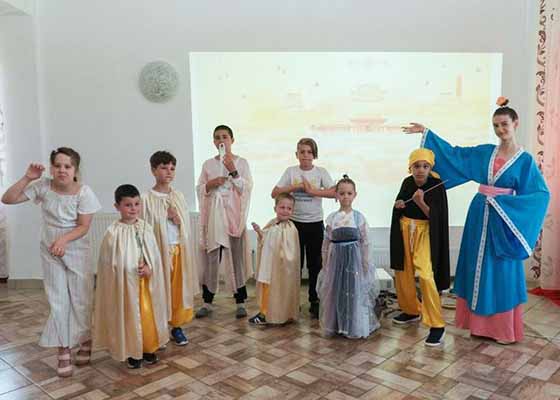 Image for article De jeunes pratiquants de Falun Dafa en Roumanie renforcent leur confiance en eux lors du camp d’été Minghui