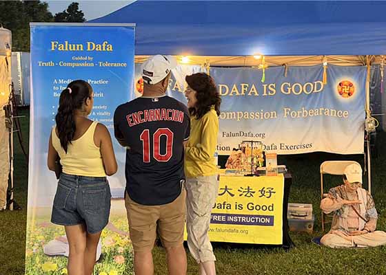 Image for article Des visiteurs découvrent le Falun Dafa lors de deux foires dans le New Jersey