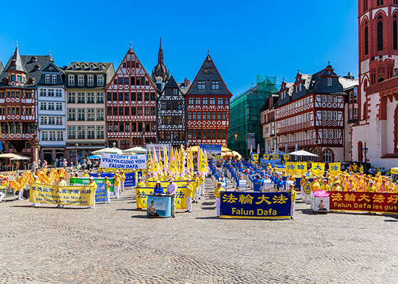 Image for article Un rassemblement et une marche du Falun Gong à Francfort pour dénoncer la persécution reçoivent un soutien bienveillant