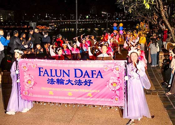 Image for article Brisbane, Australie : Le Falun Dafa accueilli lors du défilé des lanternes lumineuses